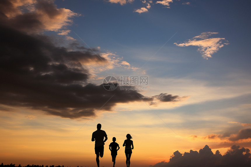 夏天户外跑步锻炼的一家人图片