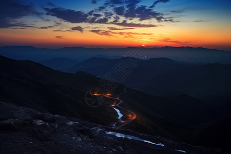 黄昏山景夜晚的日落背景