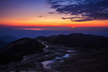 绚丽的山峰日落图片