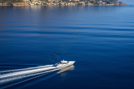 海洋的快艇娱乐巡航高清图片