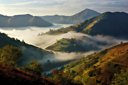 水雾弥漫的山间背景