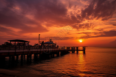 夕阳下的海港图片