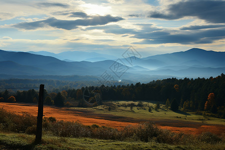 山间迷雾日出时山间的美丽景观背景