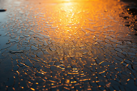 阳光照射透明玻璃滴落的水珠图片