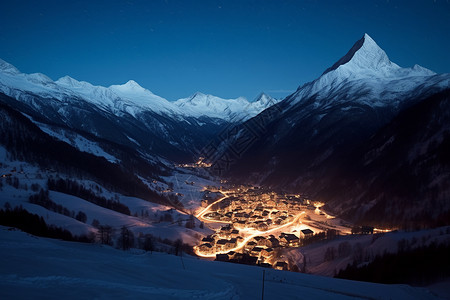 雪夜中闪耀的山顶小镇图片