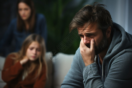 家庭中忧伤的男人背景图片