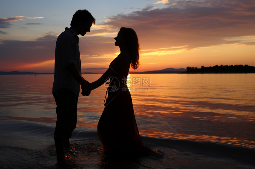 夕阳下两人相拥的浪漫景象图片