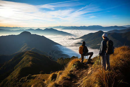 山间日出日出山间的徒步旅行者背景