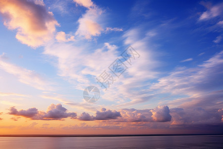 夏季天空的美丽景观图片