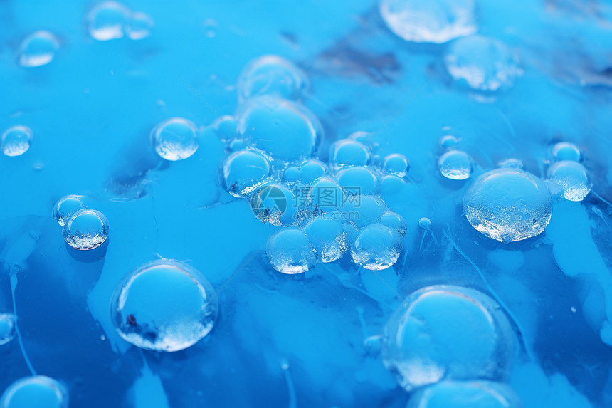 蓝色的冰冻水泡图片