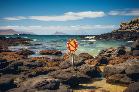夏季度假沙滩上的危险提示牌图片