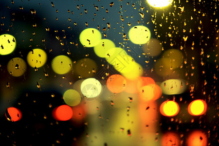 透明玻璃上的雨滴图片