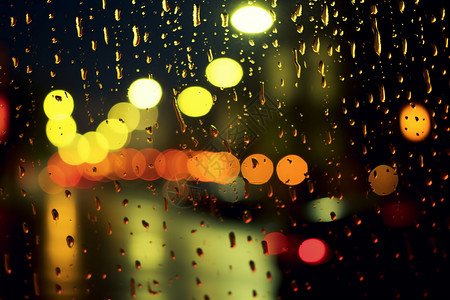 雨打湿了玻璃多雨天气的驾驶视觉背景