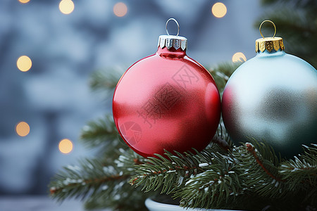 圣诞树上的红白小球背景图片