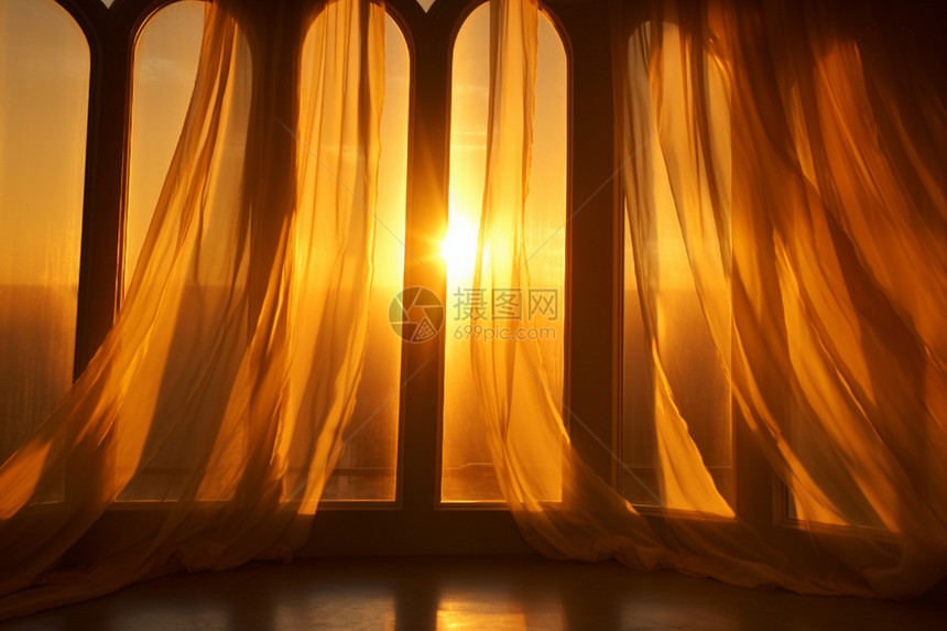 日落时房间内的窗帘图片