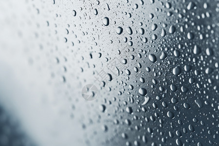 雨滴打湿的窗户玻璃背景图片