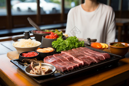 餐馆中的炭火烤牛肉套餐背景图片