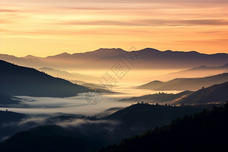 清晨雾气弥漫的山脉图片