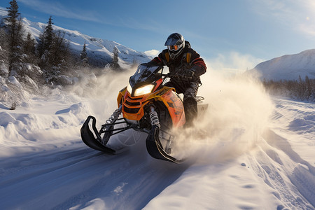 山脉中狂飙的越野雪地摩托高清图片