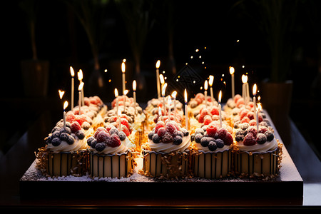 点燃蜡烛的奶油生日蛋糕图片