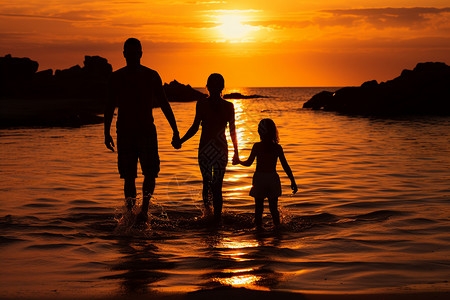 孩子在海边一家人在海滩上享受夏日傍晚背景