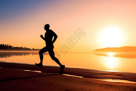 夏天游泳的男人男人在日落时分沿着海滩跑步设计图片