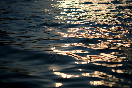 黄昏和反射水面黄昏时深蓝海浪背景