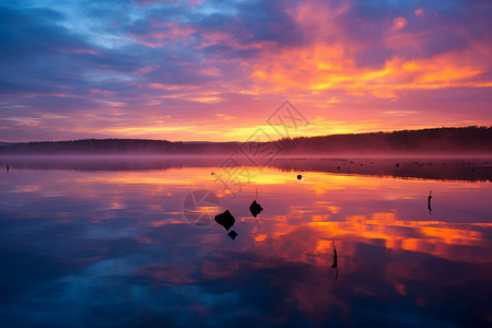 日落时分美丽的湖面图片