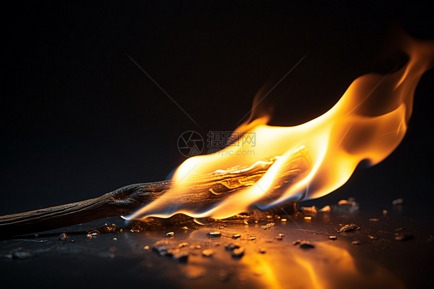 被燃烧着的木材图片