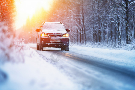 冬季雪后道路上行驶的汽车图片