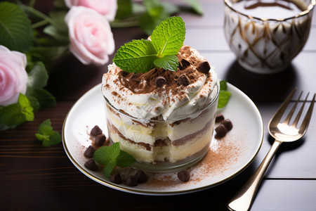 餐盘中的巧克力奶油蛋糕背景图片