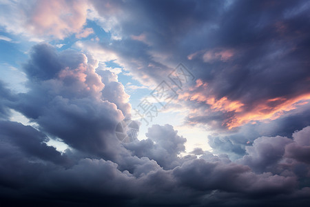 乌云密布的天空背景图片