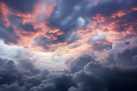 乌云下的阳光背景图片