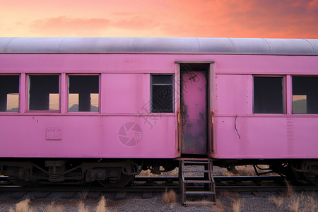 粉色火车停在铁轨上图片