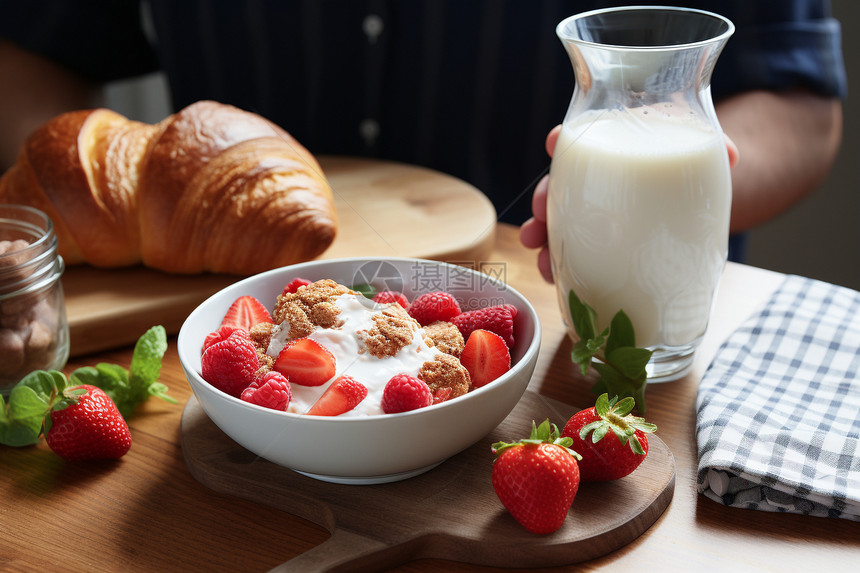 草莓酸奶与面包早餐图片
