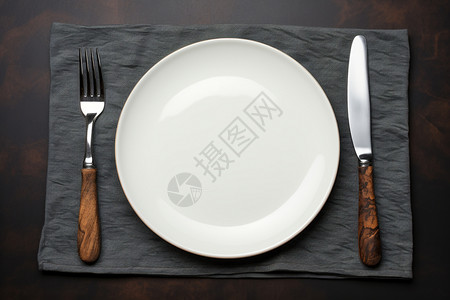 黑色餐垫上的白盘子图片