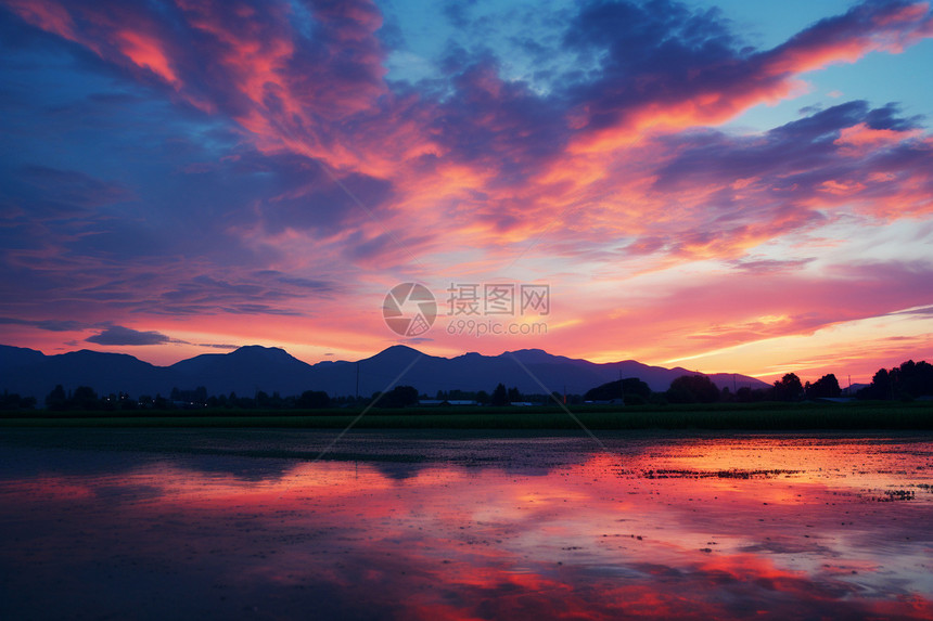 夏季日落时天空的美丽景观图片