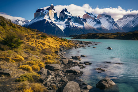 徒步旅行的山间景观图片