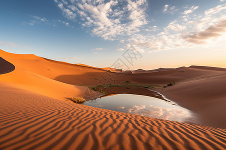 沙漠中的小水洼图片