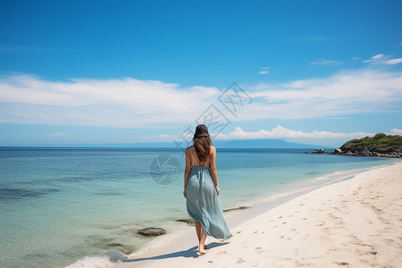 海滩漫步的女人图片