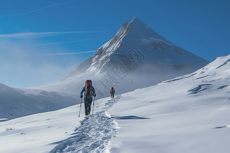 在雪山上行走的冒险家高清图片