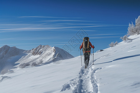 雪山上的爬山冒险者高清图片