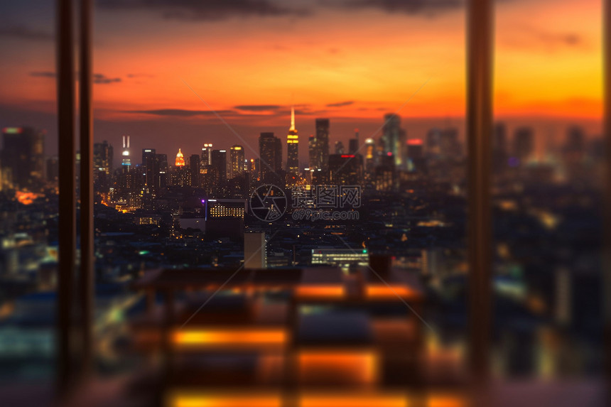 摩天大楼的夜景图片