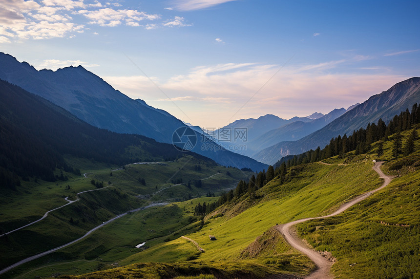 夕阳下的山中小路图片