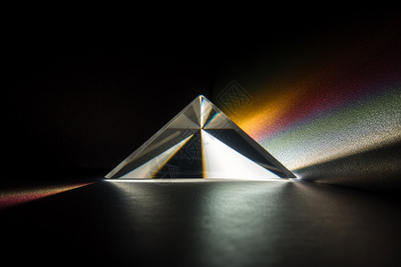 散发彩虹光芒的三角形图片