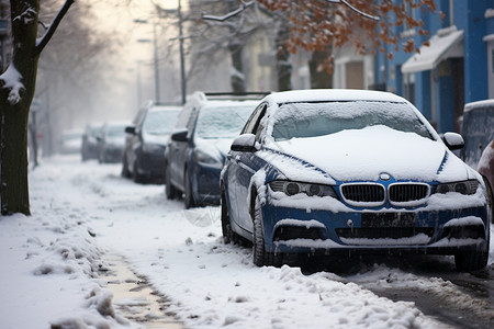 路边积雪的汽车背景图片