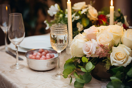 婚礼餐桌上的红酒杯背景图片