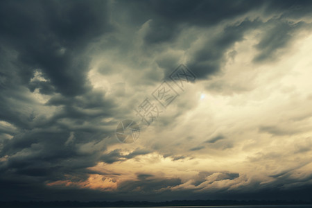 大雨前的阴沉天气高清图片