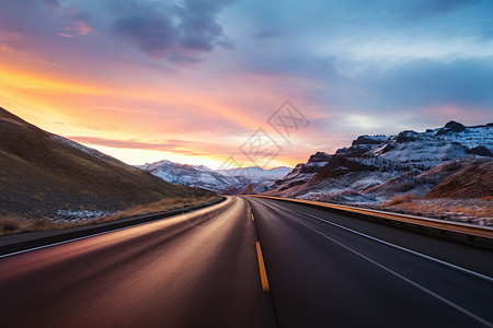 州际公路日出时的公路背景