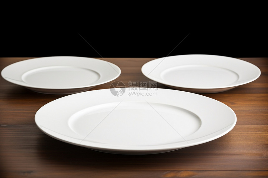 桌子上的白瓷盘子图片